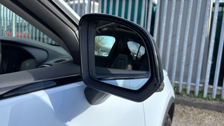 Volvo XC40 2.0 B4P Ultra Dark 5dr Auto Petrol Estate